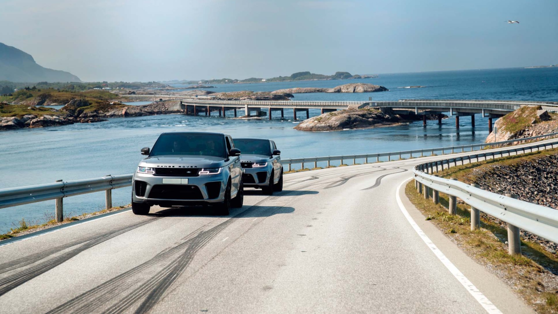 Du kan også kjøpe en av disse to Range Rover Sport SVR stuntbiler, her fra Atlanterhavsveien i filmen. 