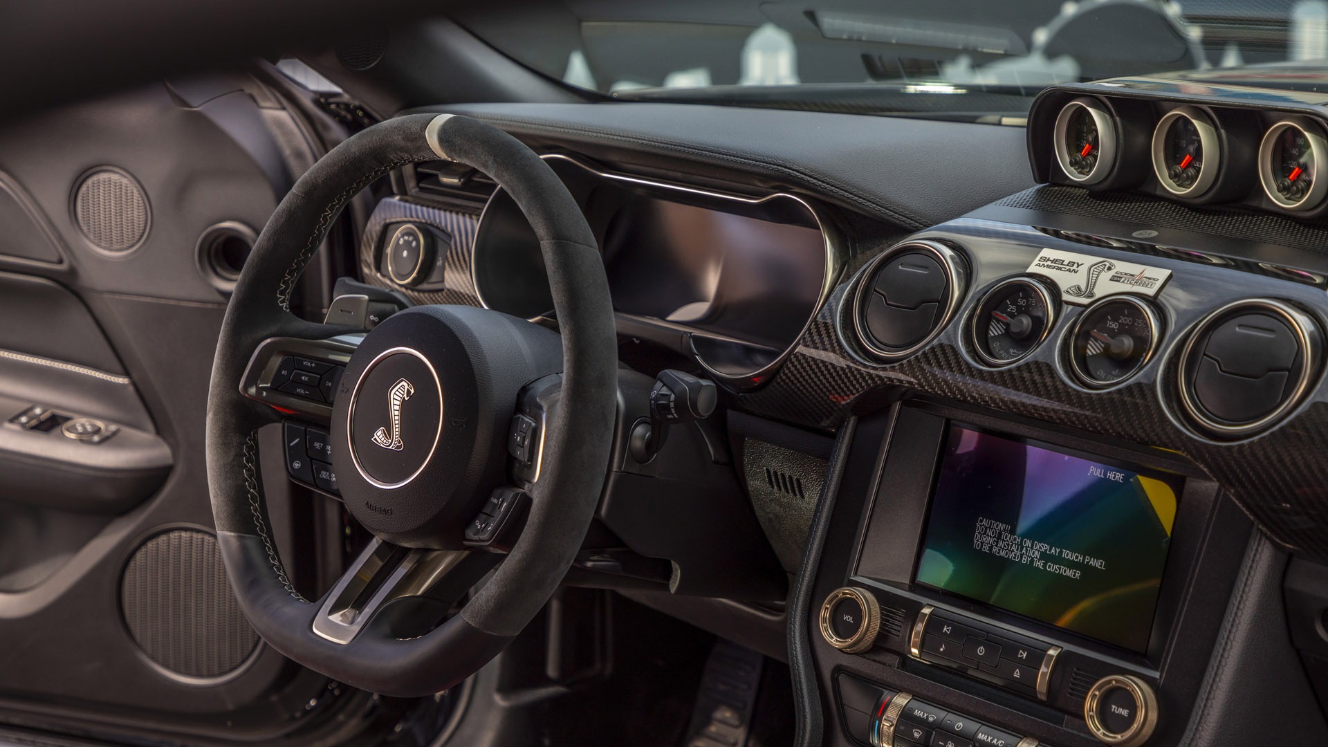 30 heldige eiere vil få sjansen til å sitte seg bak rattet i sin bil.