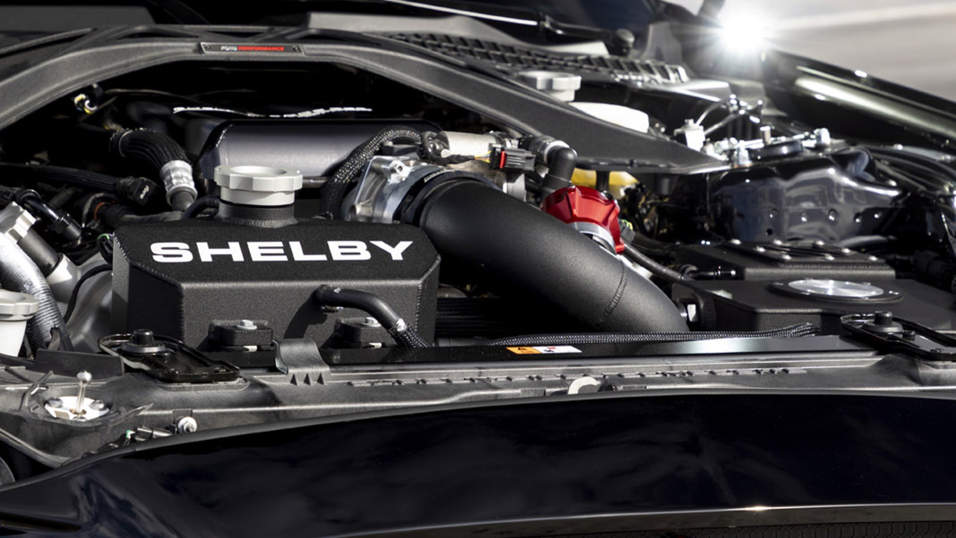 Her skjuler det seg en voldsom kraftpakke som leverer 1300 hk på den rette bensinen.