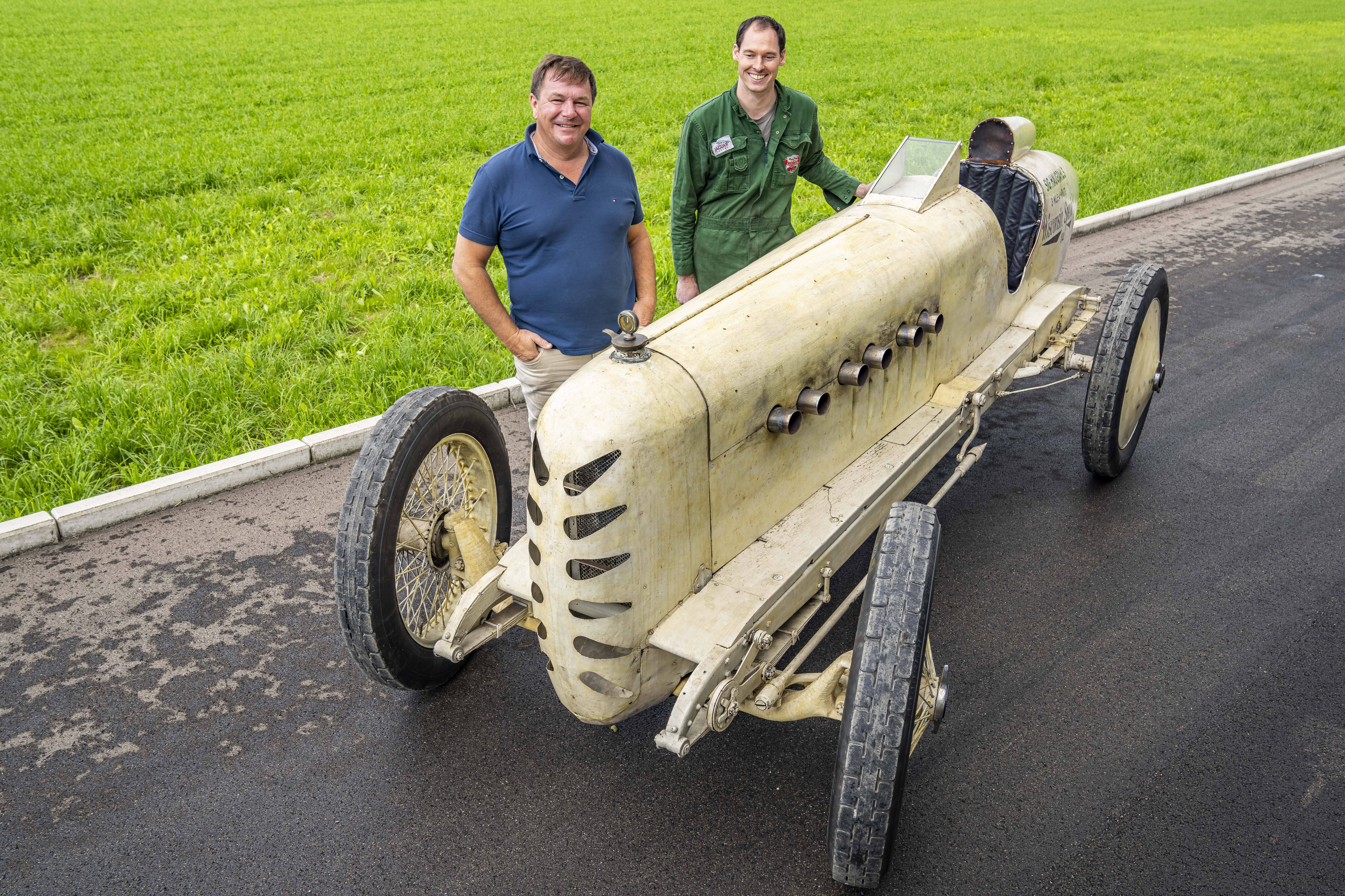 Bilens eier Heinz Bachmann(til venstre) og mekanikeren Michi Giger.