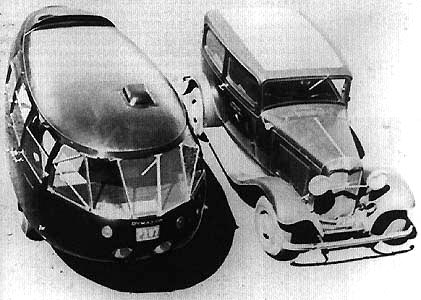 Dymaxion prototype nummer to ved siden av en Ford hvor blant annet motor og drivaksling kom fra. 