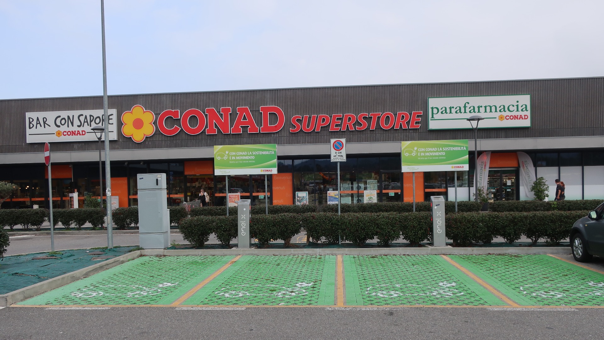 De fire plassene nærmest inngangsdøren på supermarkedet i Italia var forbeholdt elbiler. De stod tomme, mens resten av parkeringen var fullstappet med forbrenningsbiler.