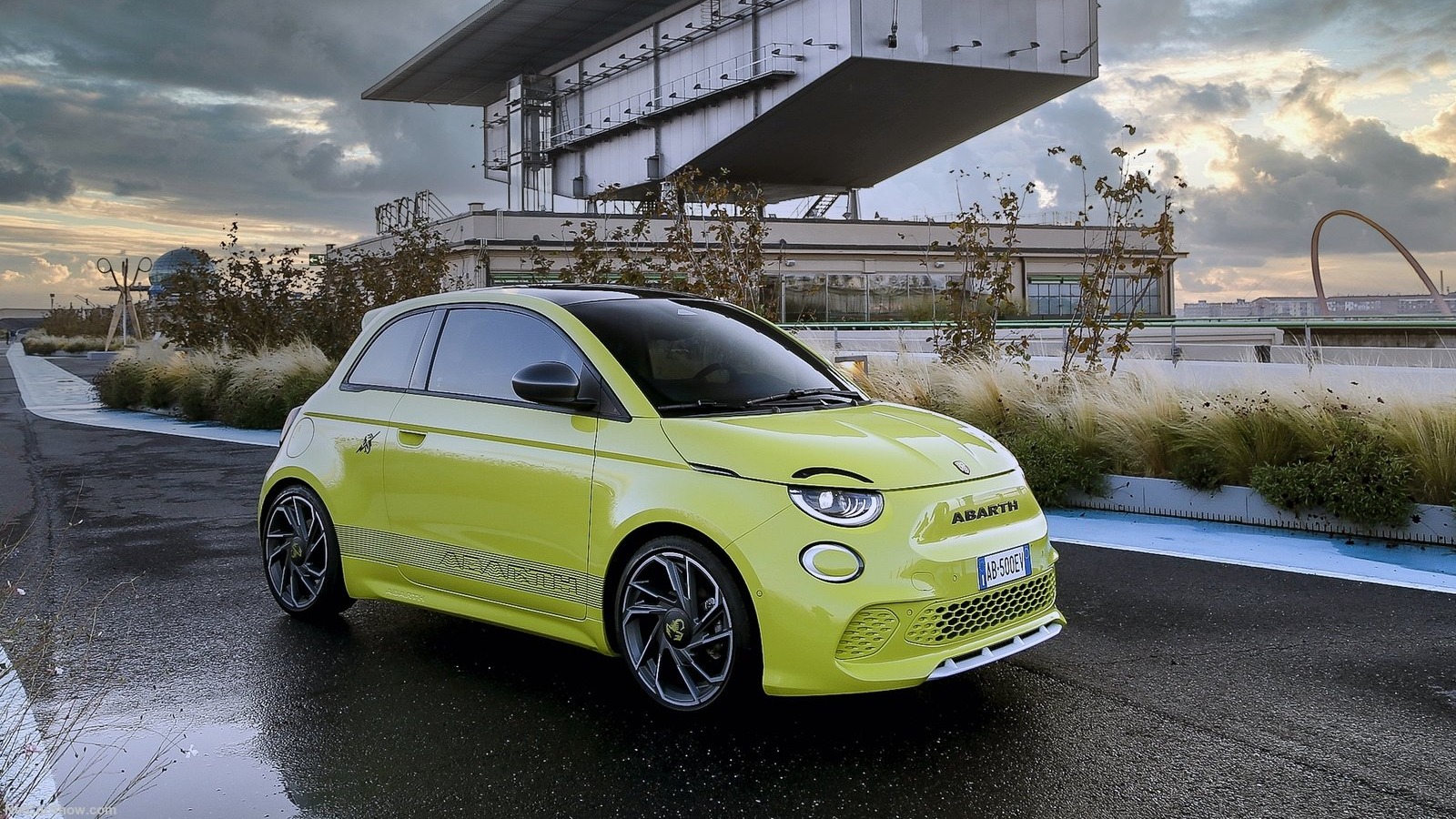 Fiat 500e Abarth er en helelektrisk sinnatagg med syntetisk Abarth-lyd.