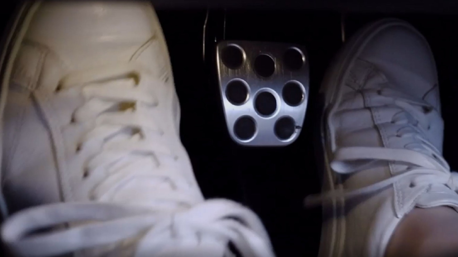 Fra presentasjonsvideoen som viser at bilen har tre pedaler.
