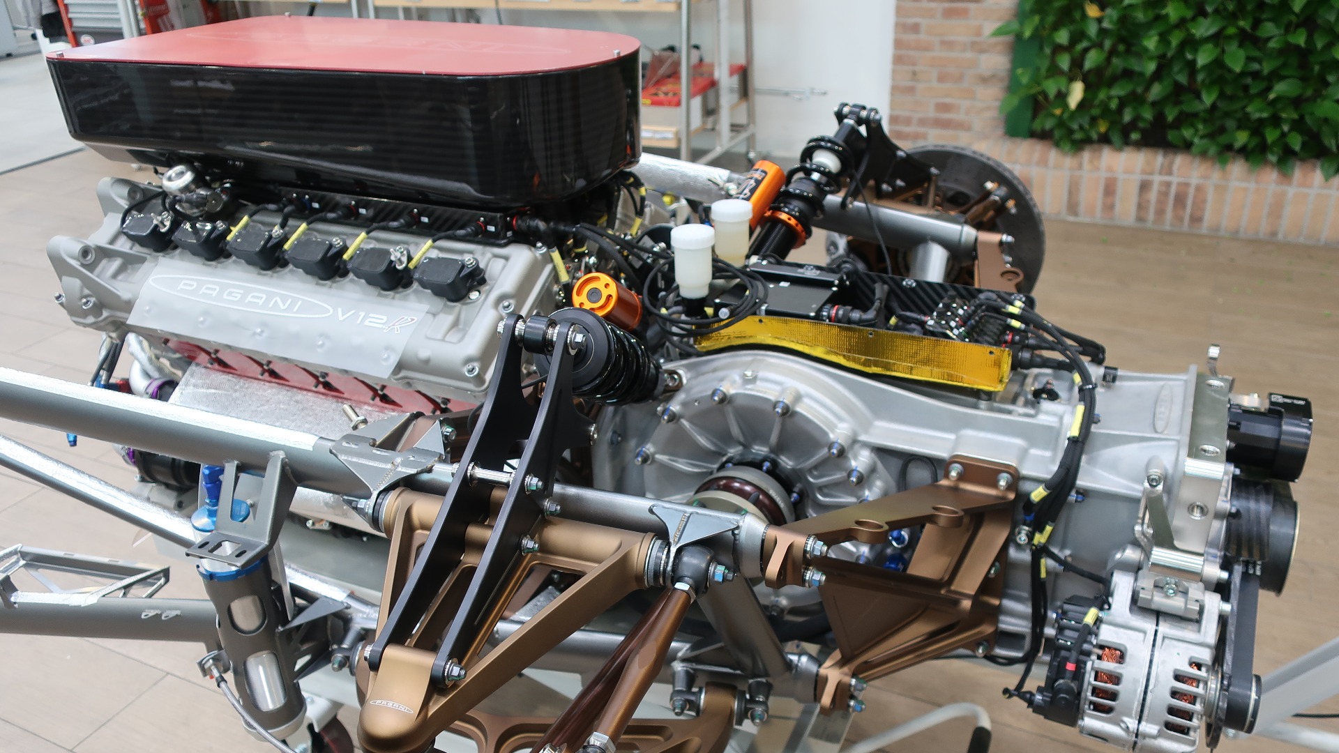 En mektig AMG V12 venter på å bli forent med resten av bilen.