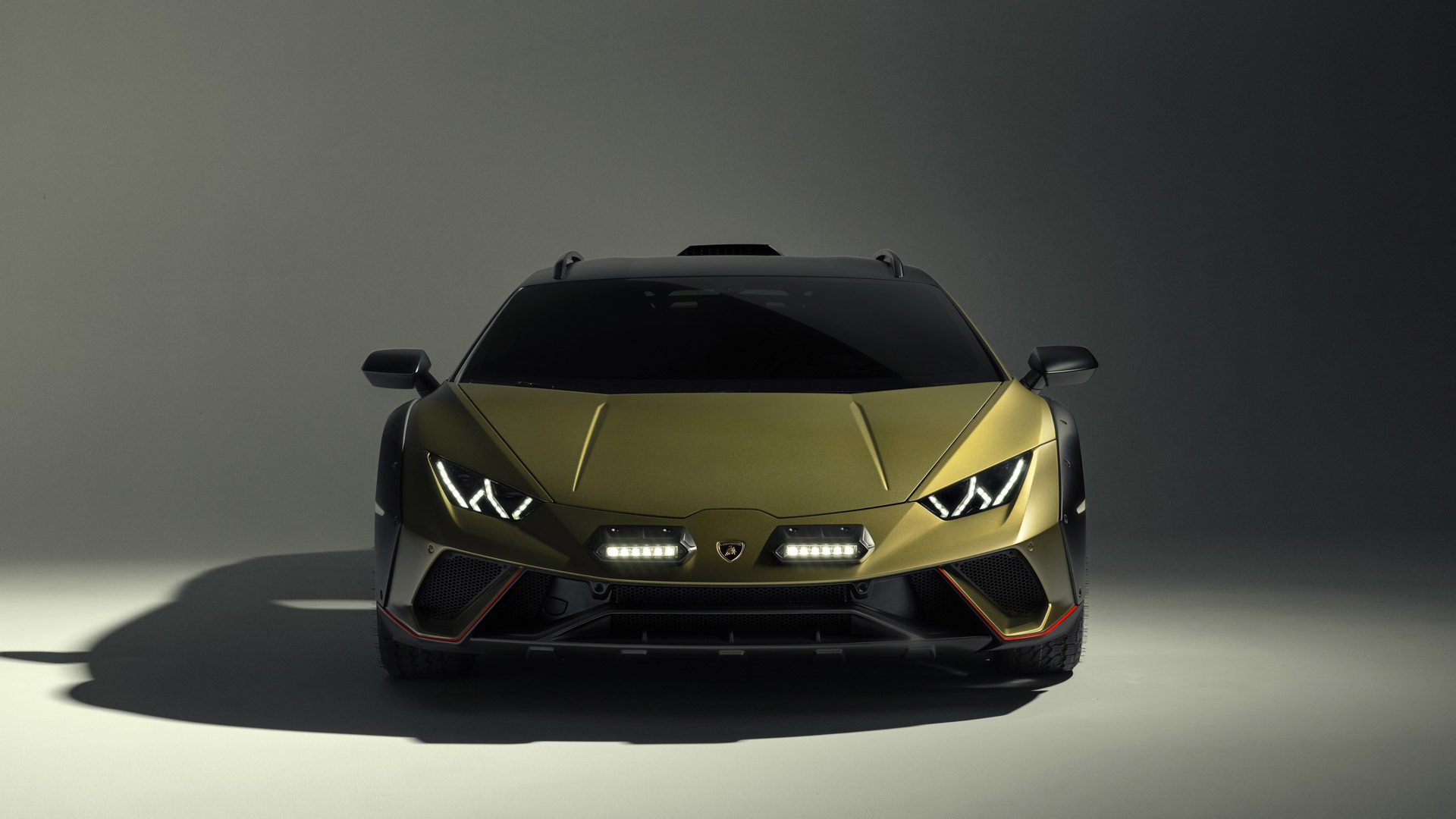 Nye LED-lykter foran, og høyere bakkeklaring.