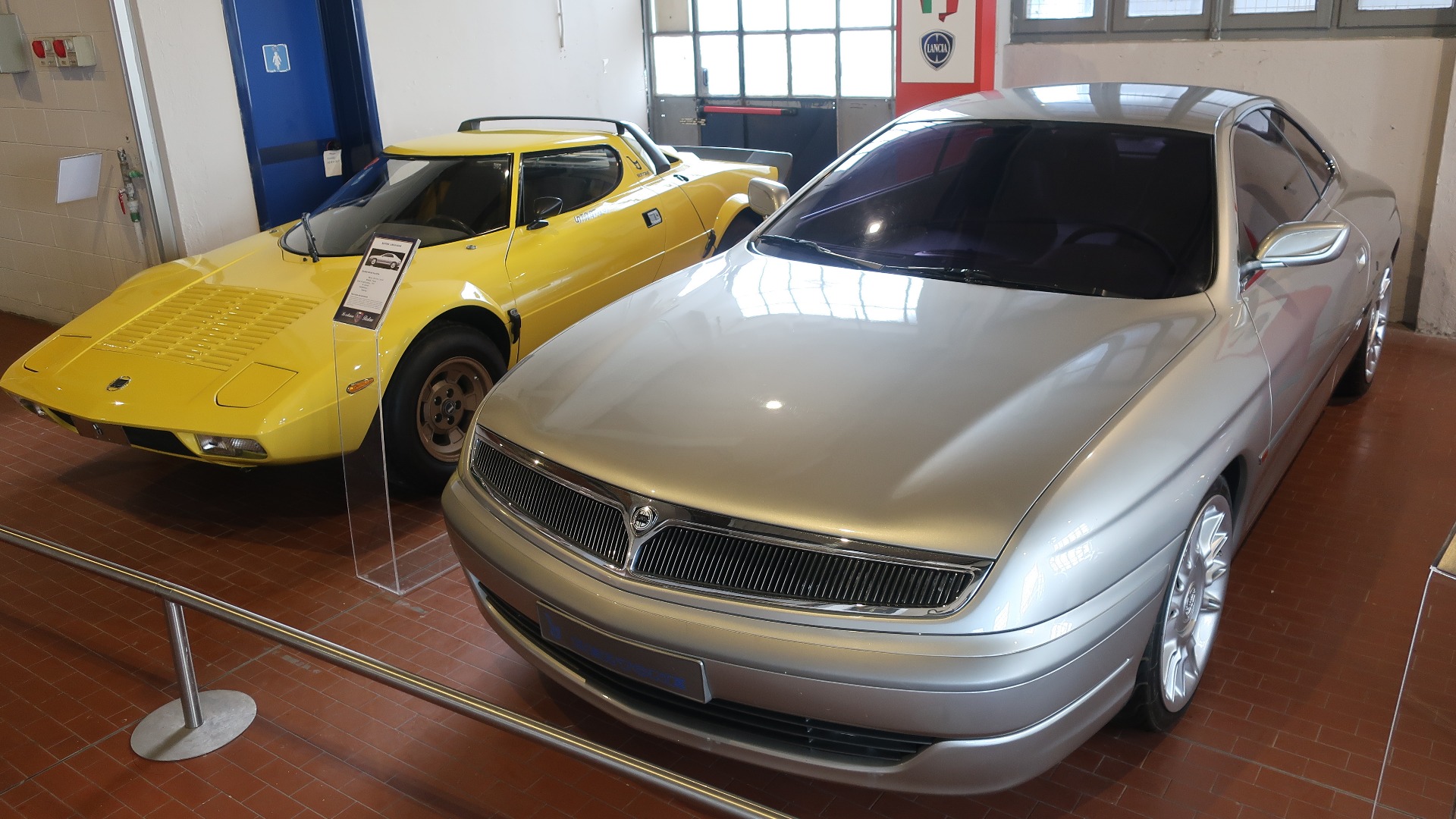 To Lancia-perler fra Bertone. Produksjonsversjonen av Stratos til venstre, og konseptbilen Kayak fra 1995.