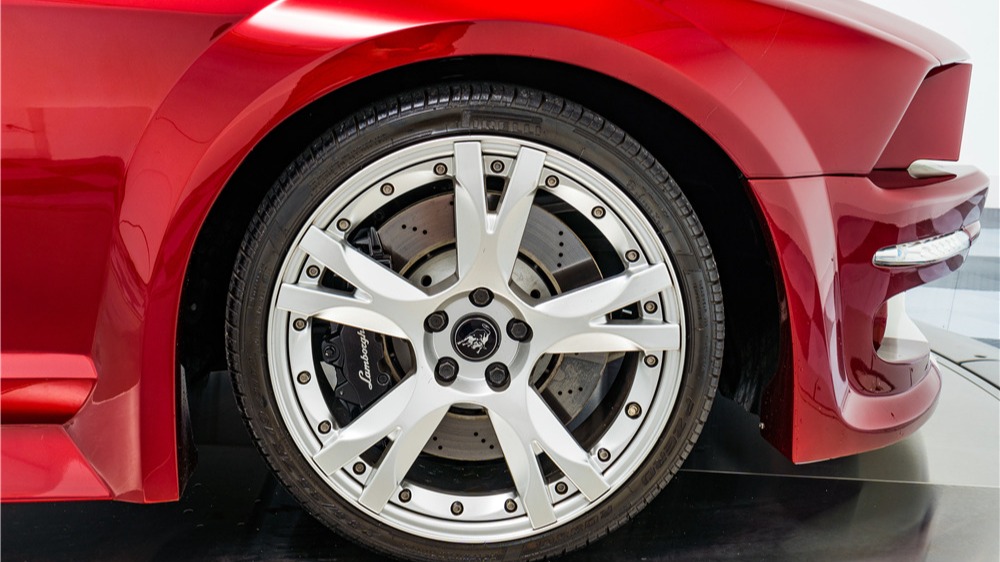 Ekstra skjermbuer måtte til for å få plass til Lamborghiniens hjul.