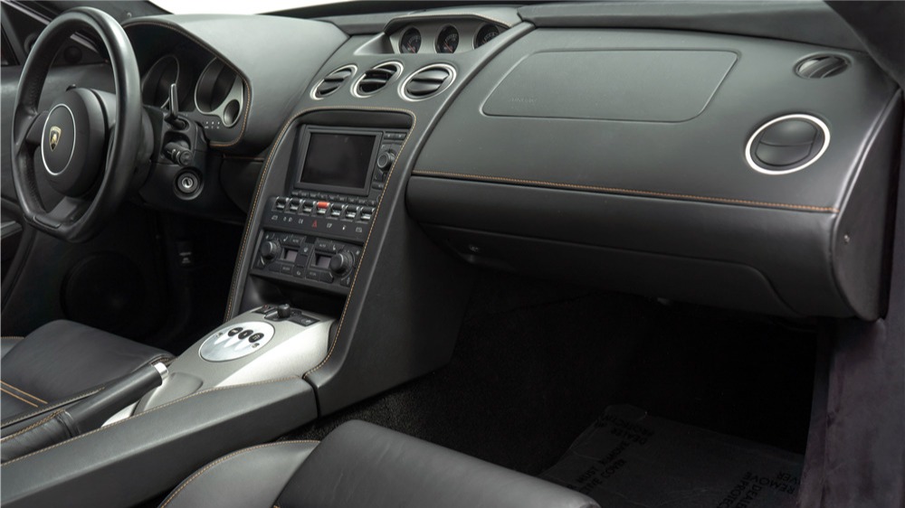 Interiøret ble hentet fra Gallardoen, og justert og kappet for å passe inn.