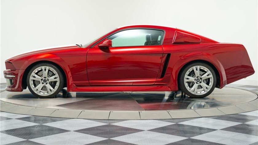 Sideprofilen er tydelig Mustang, før den avsluttes i en litt merkelig hekk.