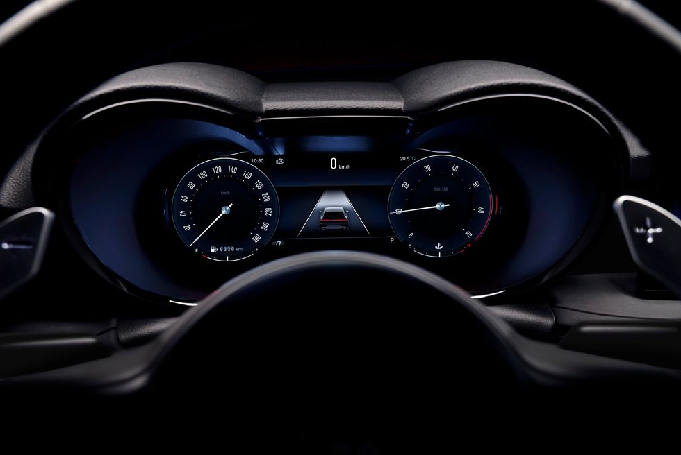 I en Alfa Romeo bør selvsagt turteller og speedometer være sentralt plassert foran føreren.