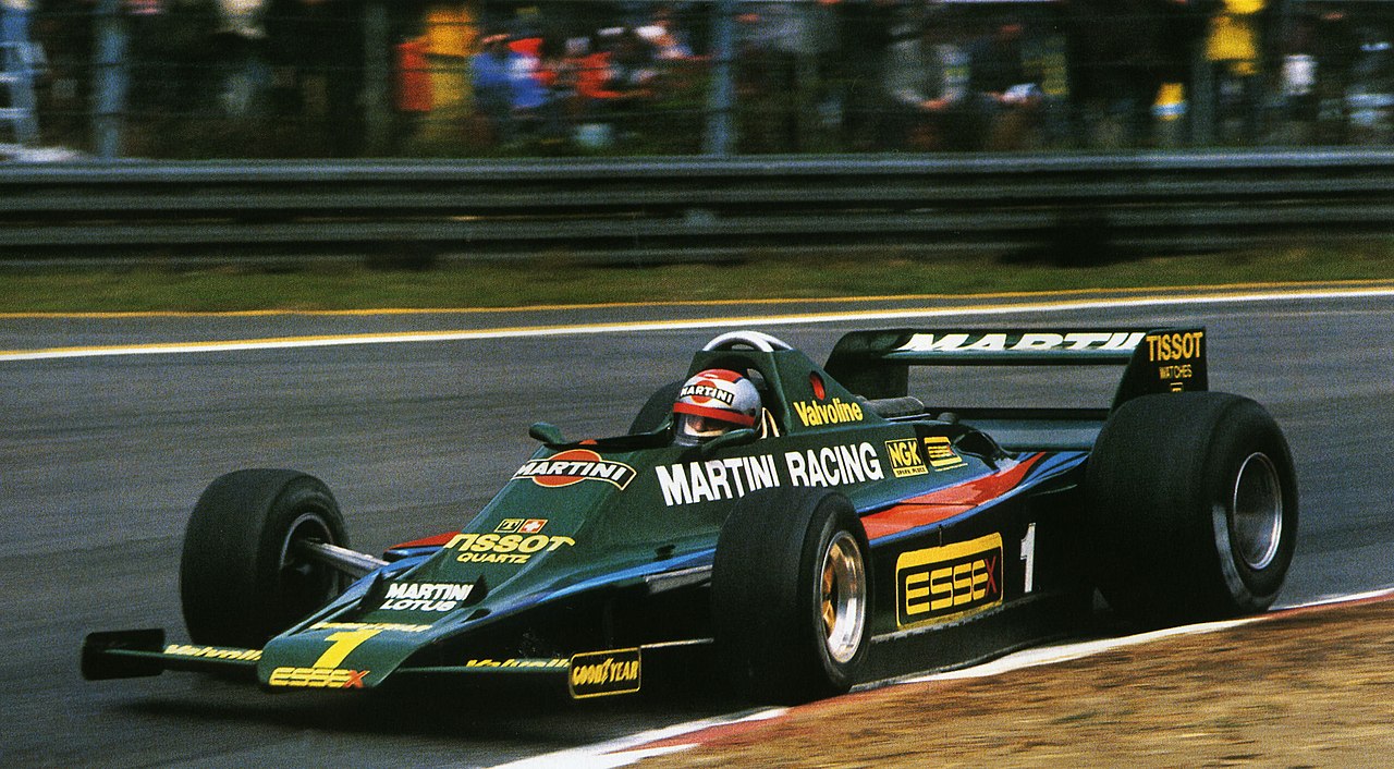 Team Lotus vant enormt med løp i Formel 1. Her Mario Andretti i sin Lotus 80 i 1979. Foto Wikipedia.