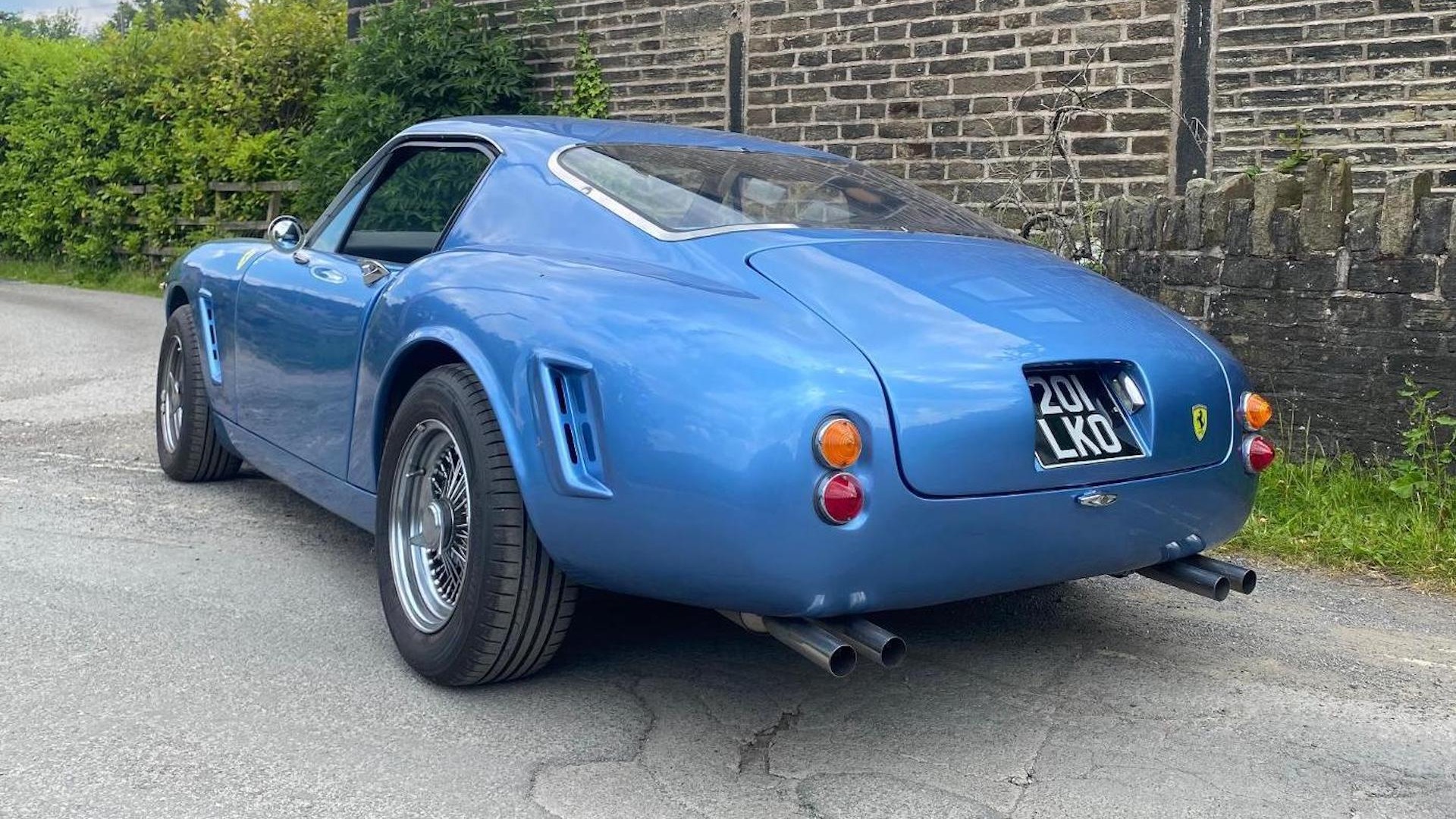 Det er lagt ned mye arbeid for å få bilen til å ligne på en Ferrari.