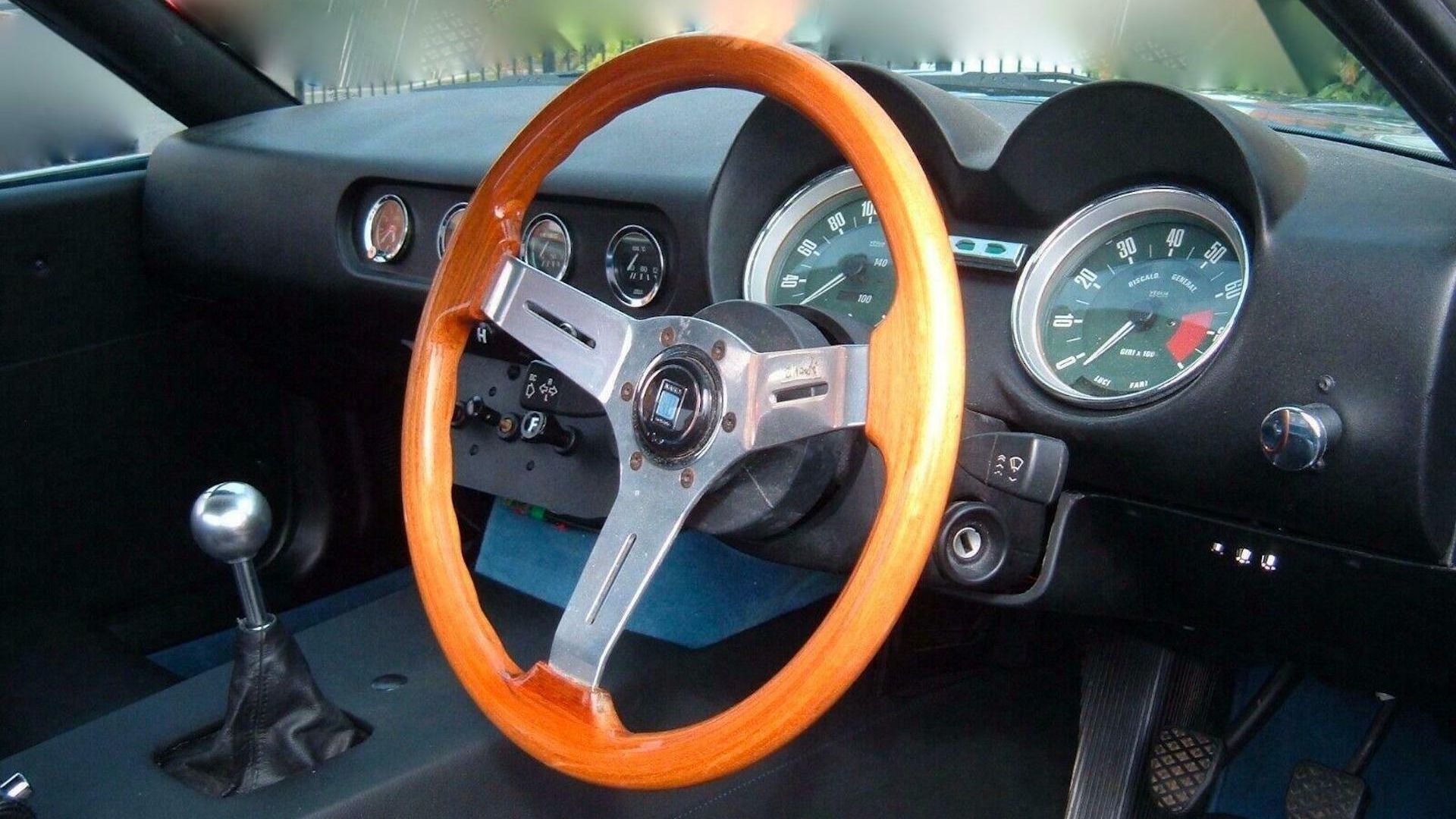 Interiøret byr på nøktern sportslighet, som seg hør og bør.