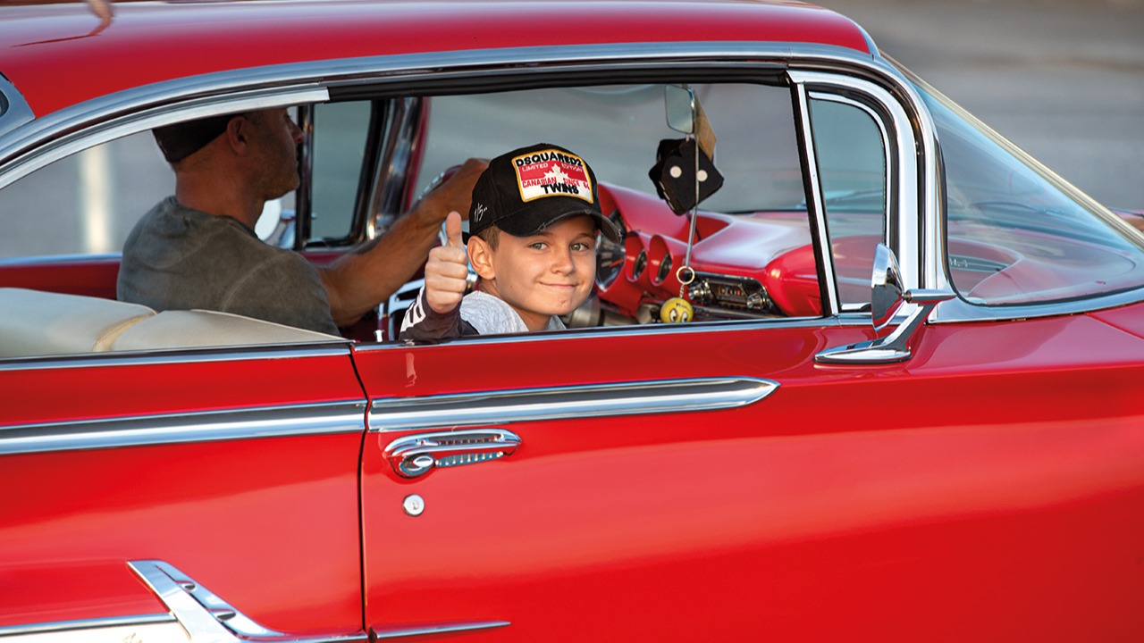 Ken Ronny tar med guttungen i bilen, som naturlig nok synes dette er helt topp!