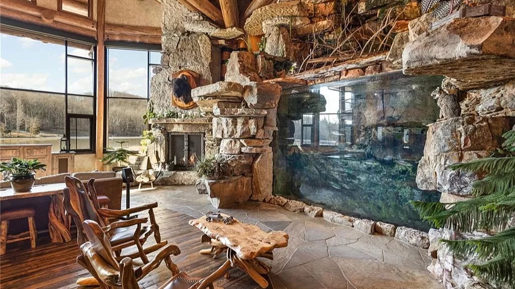 Akvarium innrammet av stein