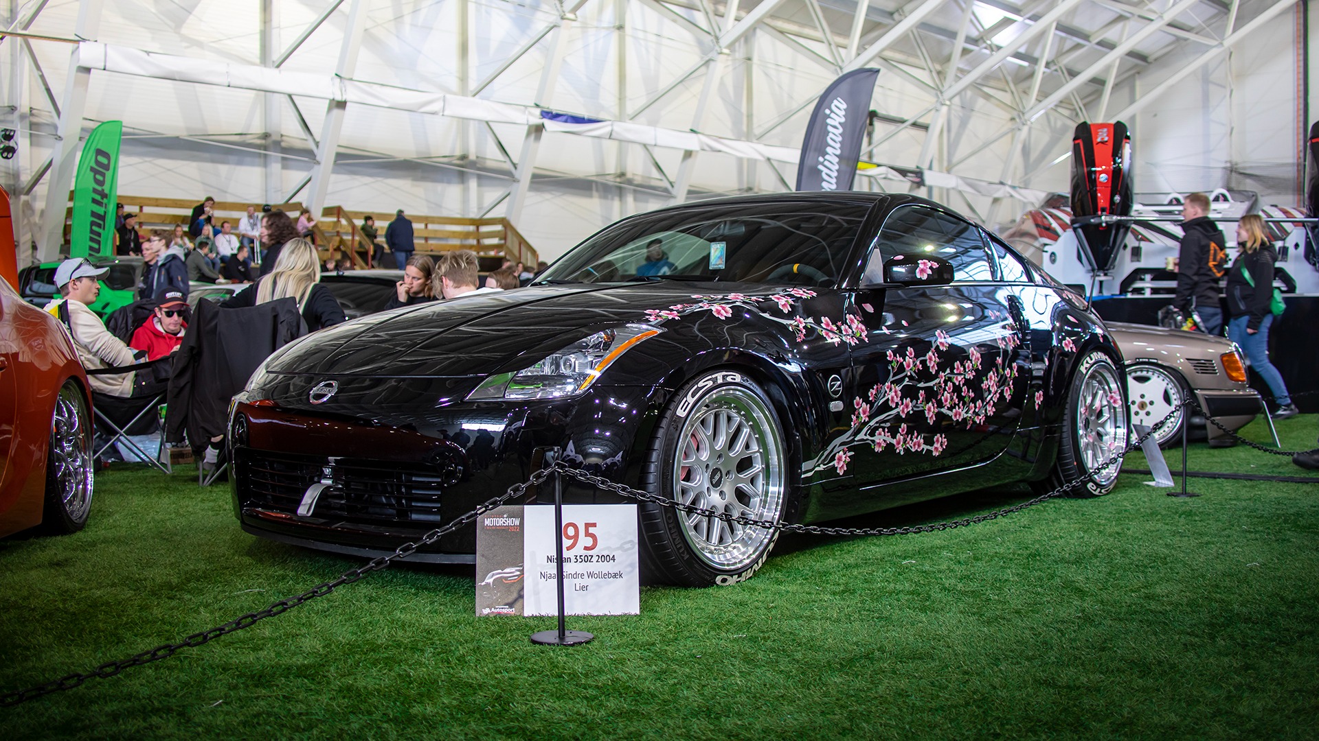 Nå er ikke denne redaksjonen fylt med blomstereksperter, men det er vel den japanske Lotus-blomsten som Njaal Sindre Wollebæk har pyntet sin 350Z fra 2004 med, eller?