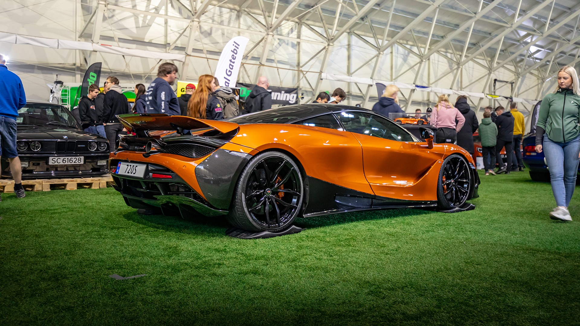Blant flere superbiler fant man også en smellvakker McLaren 720S.