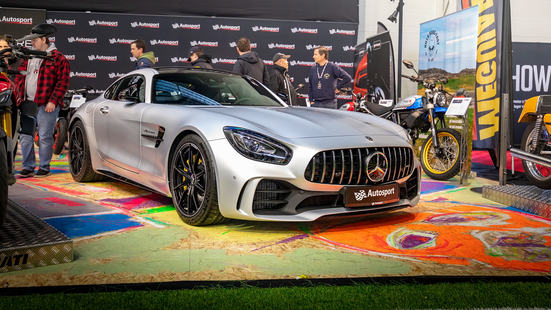 På Autosports kunstneriske stand fant man blant annet denne sølvpilen. Mercedes AMG GT.