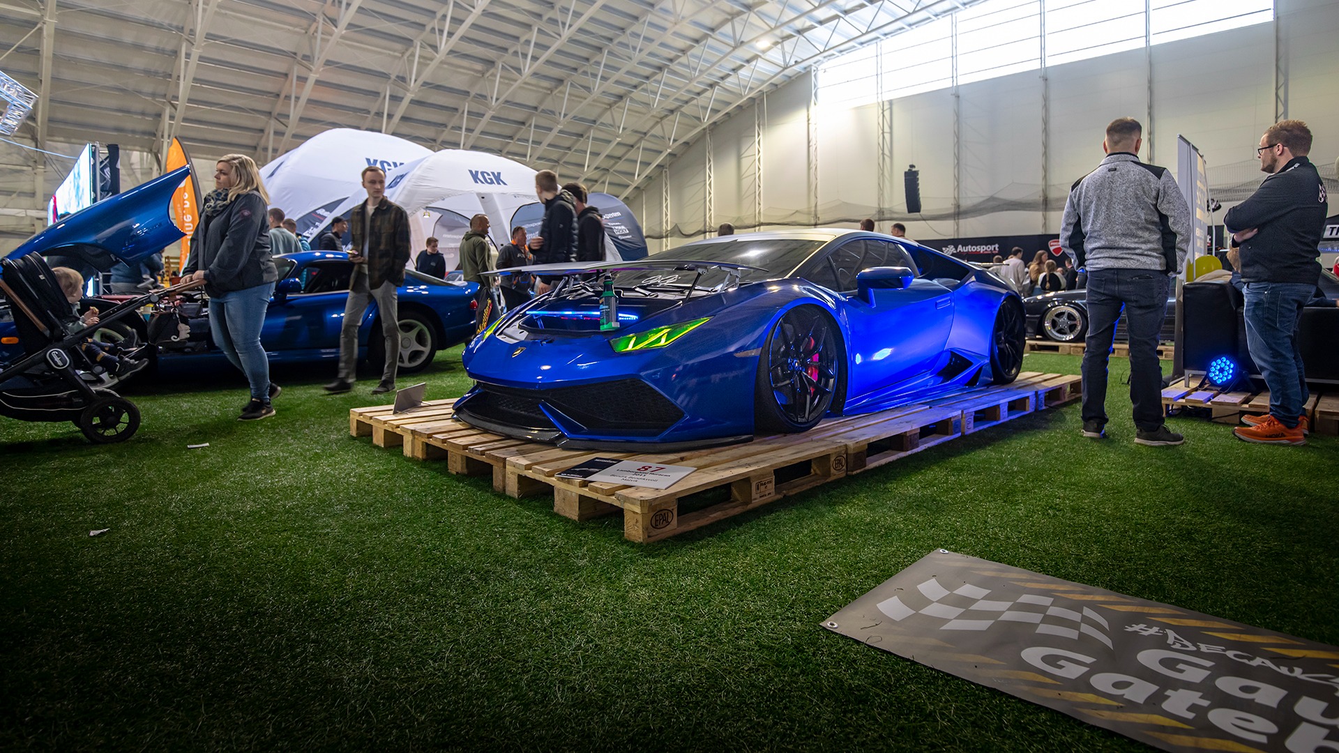 Dyp blå Lamborghini Huracan med luftfjæring. Da snakker vi tøft!