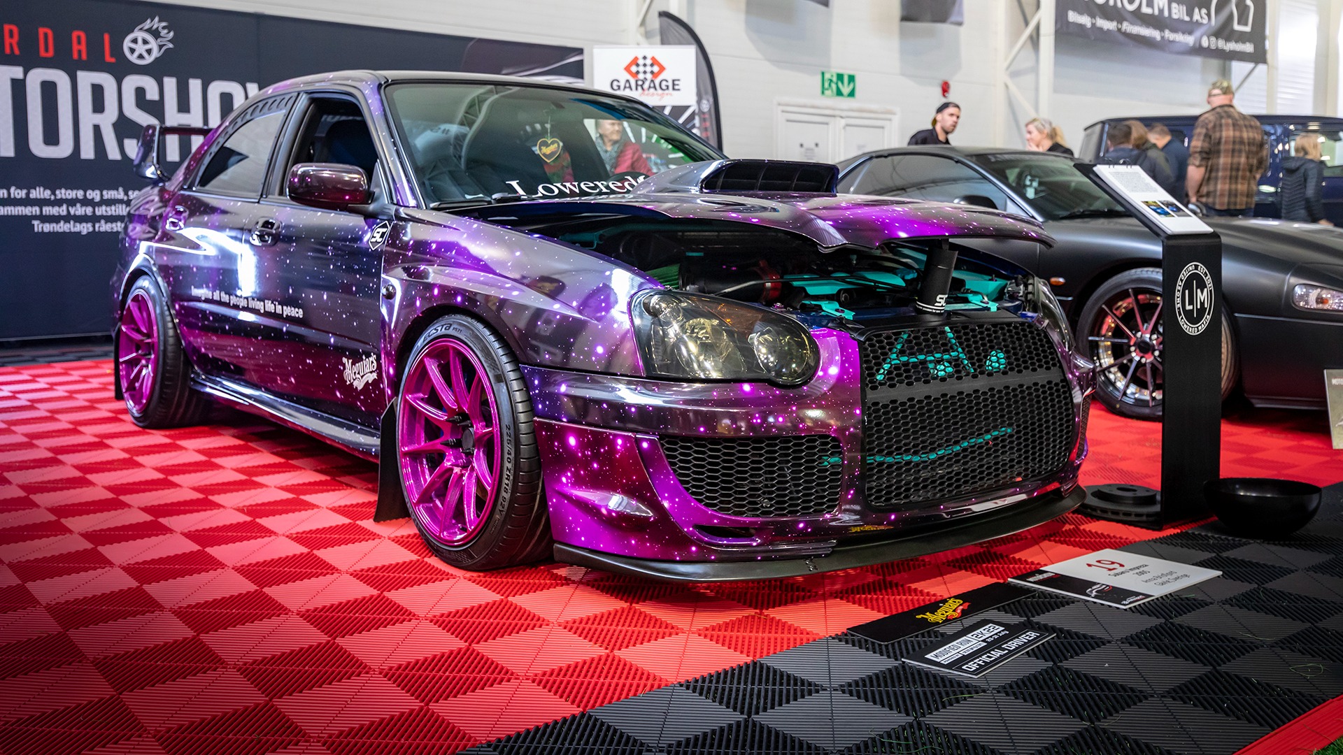 Subaru Impreza med en utenomjordisk folieringsjobb.