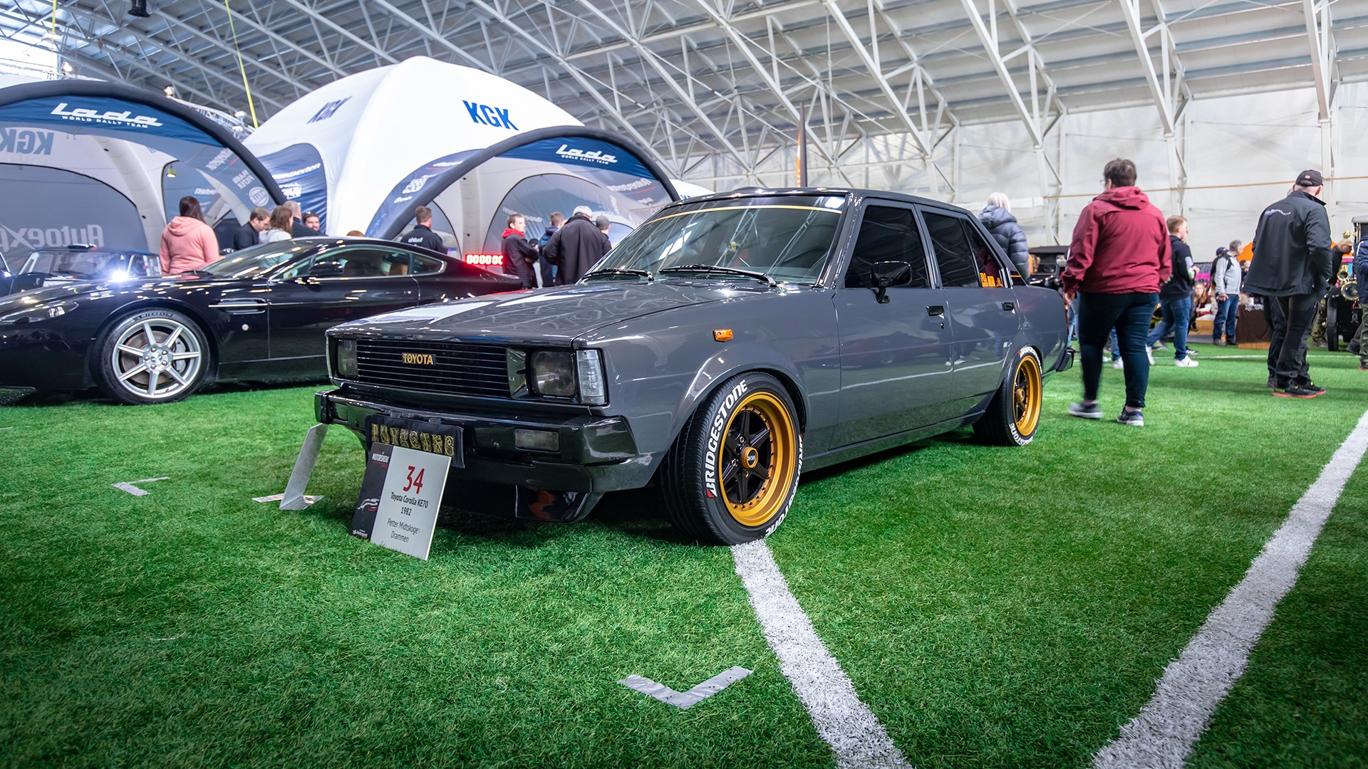 Hele veien fra drammen hadde Petter Midtskogen dratt for å vise frem sin bøllete Toyota Corolla  KE70.