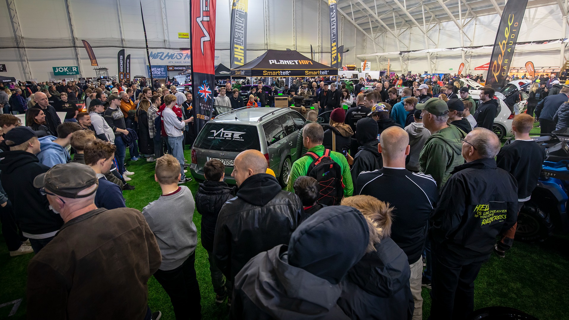 Om du trodde stort anlegg i bil var døft, så er du ganske alene. Folk strømmet til da det dundret løs fra en fullrigget Passat.