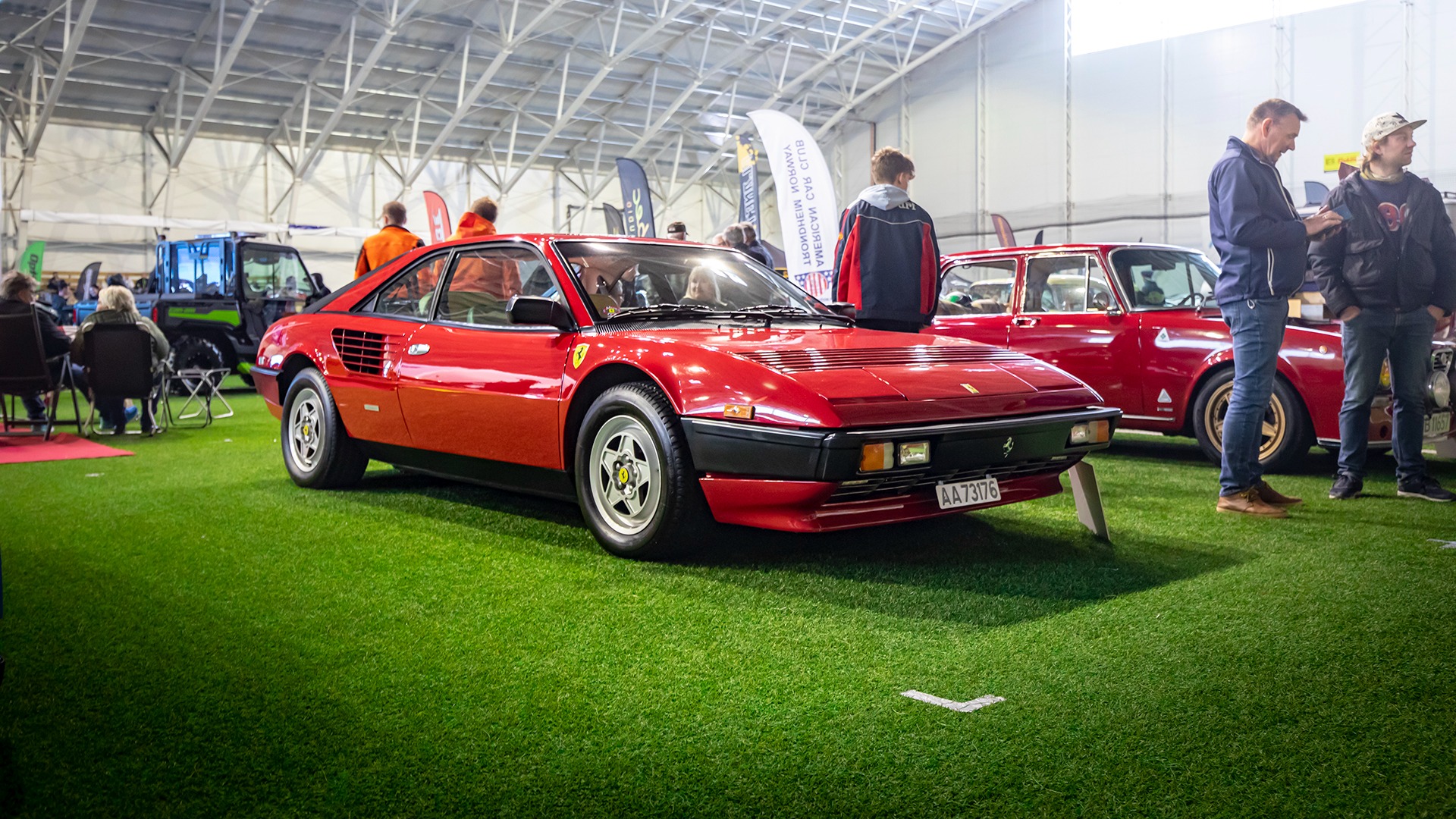 Rune Weie stilte med to biler i hallen i helga, blant annet denne Ferrari Mondialen fra 1985.
