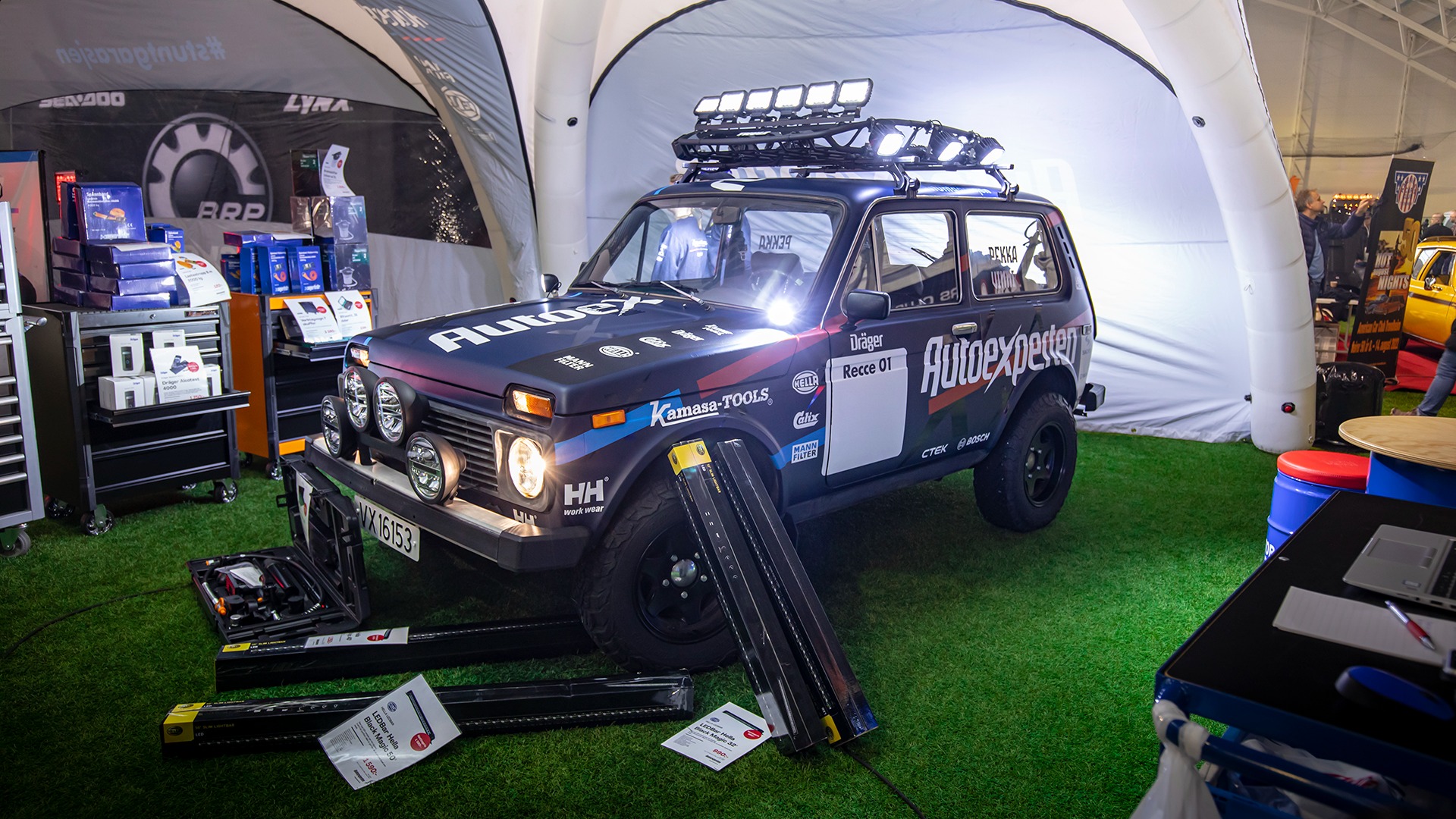 Lada World Rally Team sin servicebil er selvfølgelig en stilig Niva.
