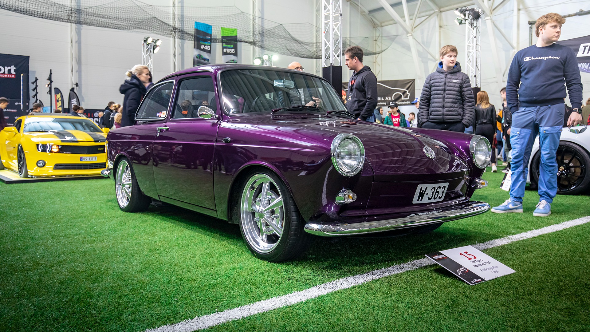 Volkswagen Type 3 i en mektig lillafarge. Eier: Frank Hugo Øien.
