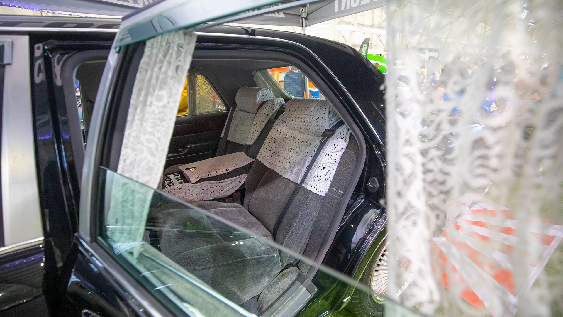 Gardiner og nakkepledd som den flinkeste bestemor hadde vært stolt av å ha heklet i Centuryen.