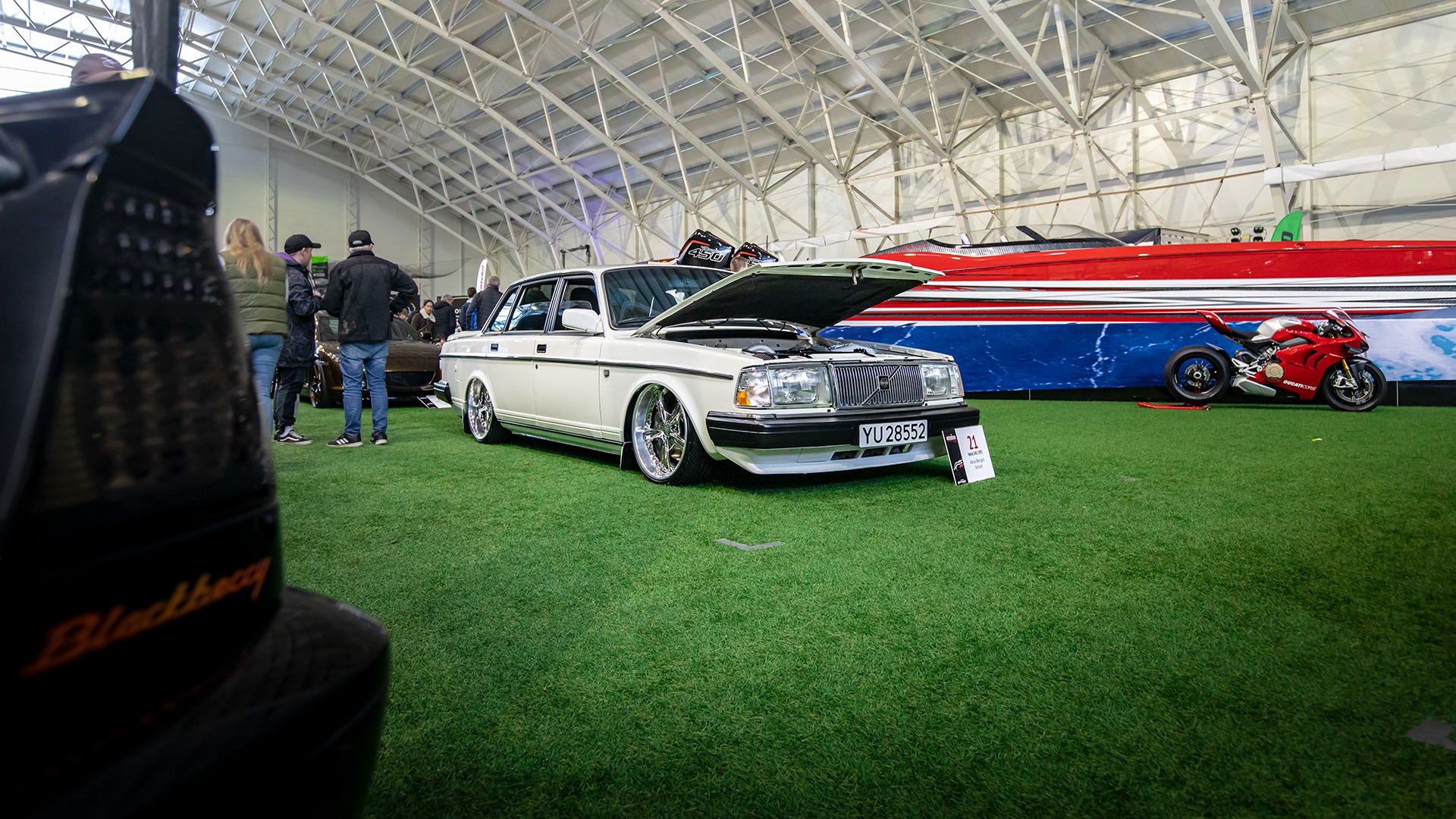 Adrian Øvergård fra Sortland tok med en utsøkt Volvo 240 på luftfjæring, og med en svær turbomotor under panseret.