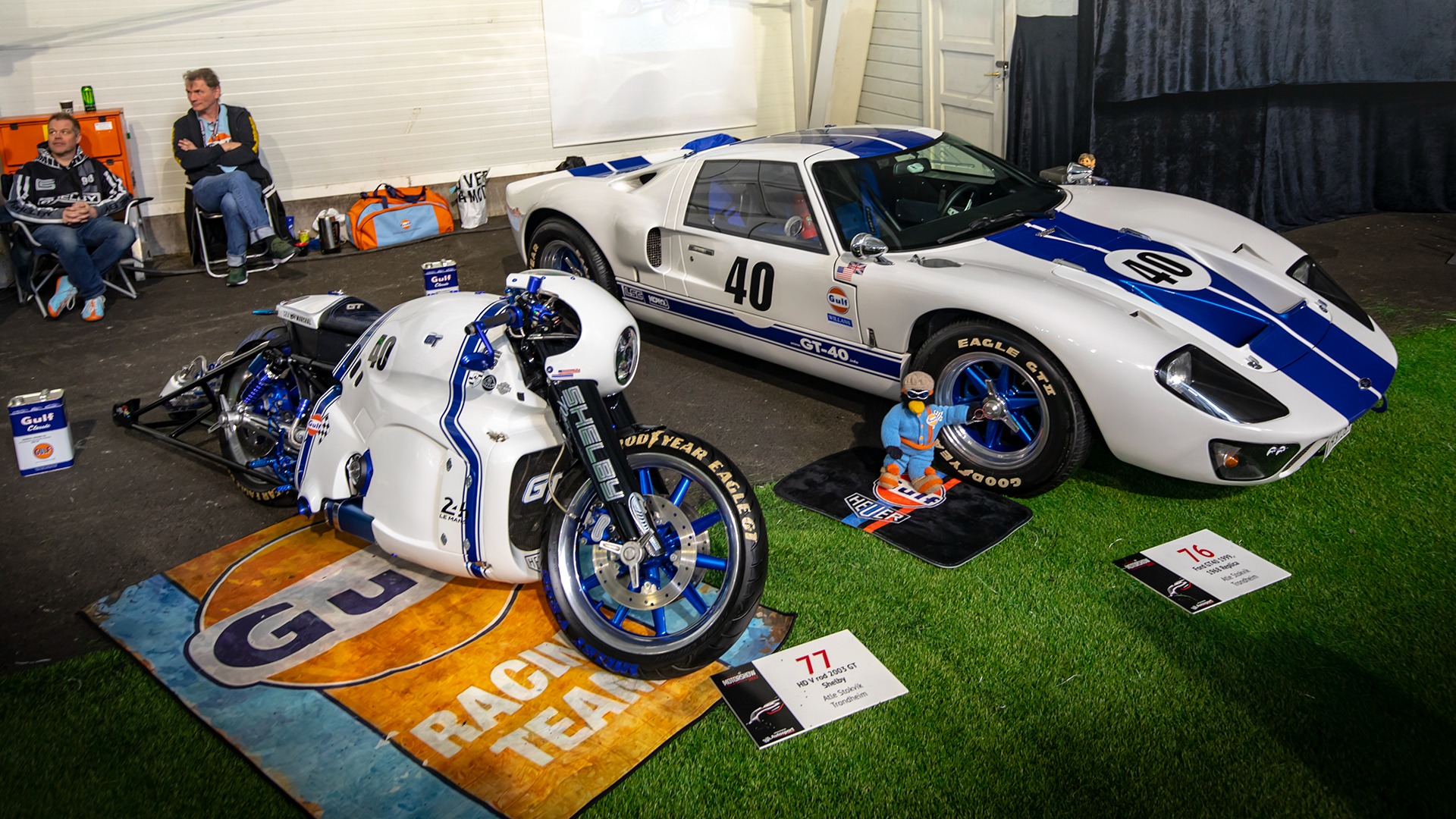 Atle Stokvik med messens tøffeste par, i form av en ombygd Harley V rod, og en GT40 replica i samme stil.