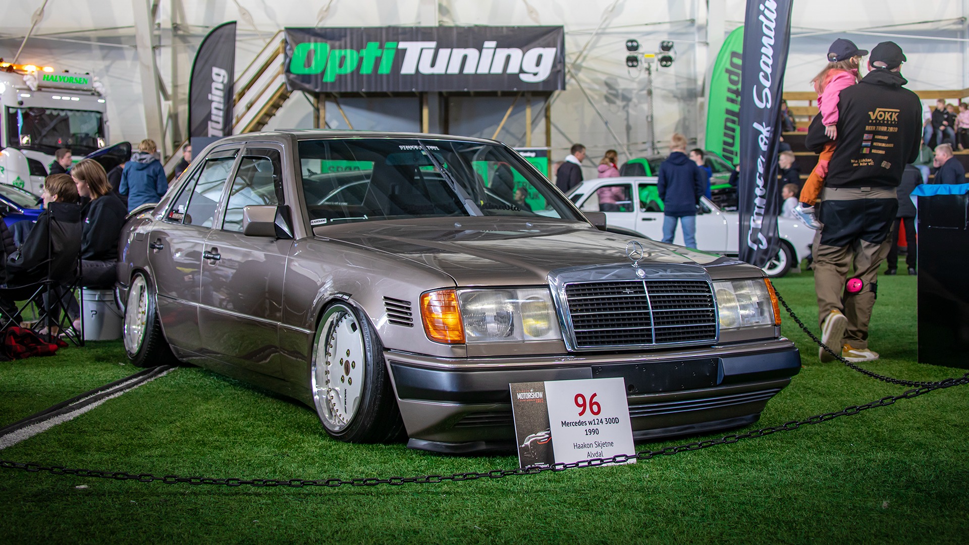 Håkon Skjetne fra Alvdal klarte på utrolig vis å humpe seg opp til Abrahallen i sin 1990 Mercedes 300D.