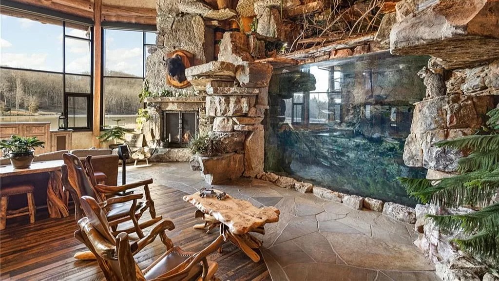 Akvarium innrammet av stein