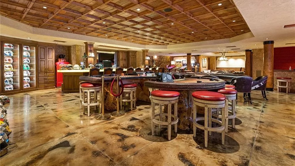 Det gedigne gutterommet med egen bar, man ser litt av hjelmsamlingen til venstre