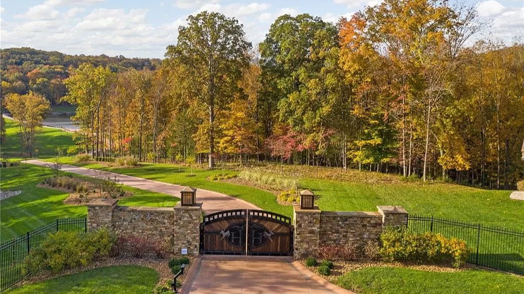 Egen port hører selvsagt til før man kjører inn på eiendommen