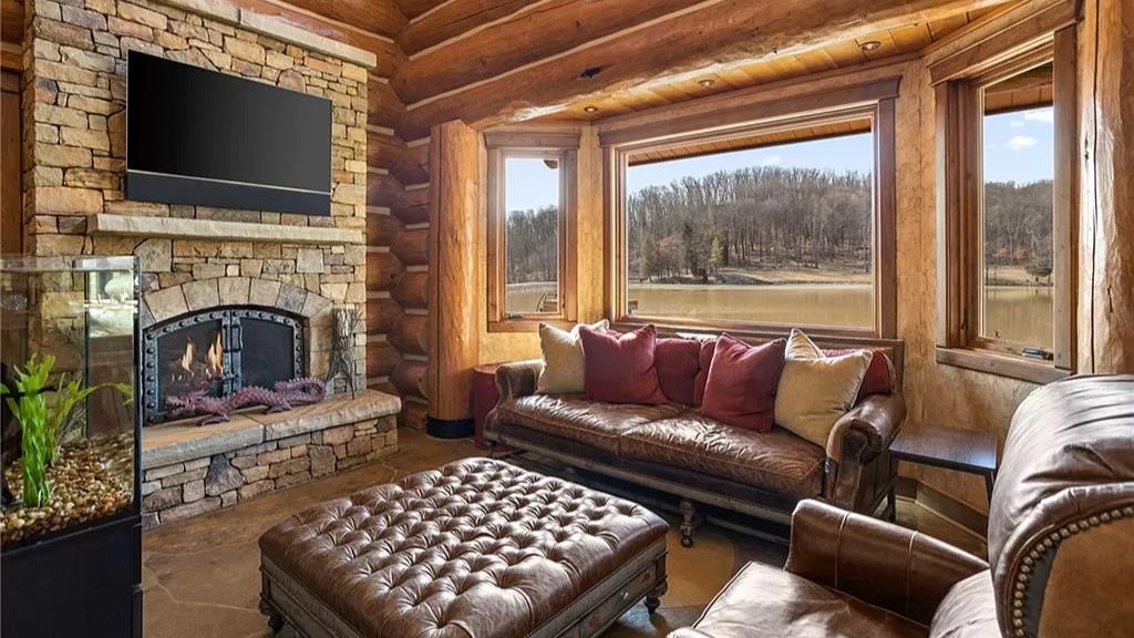 Koselig mindre stue med TV og et akvarium også her