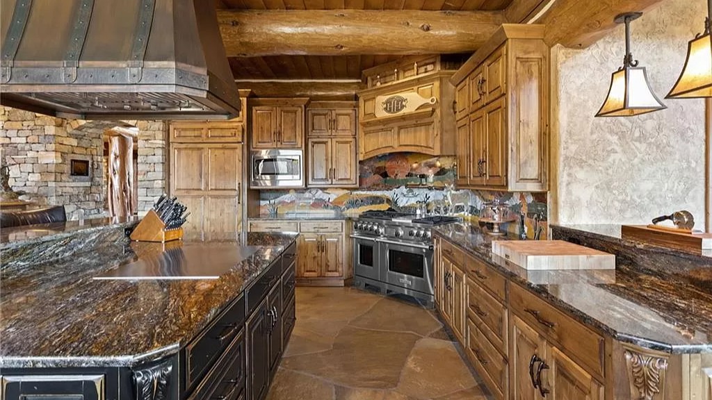 Romslig kjøkken med mye tre og tømmer