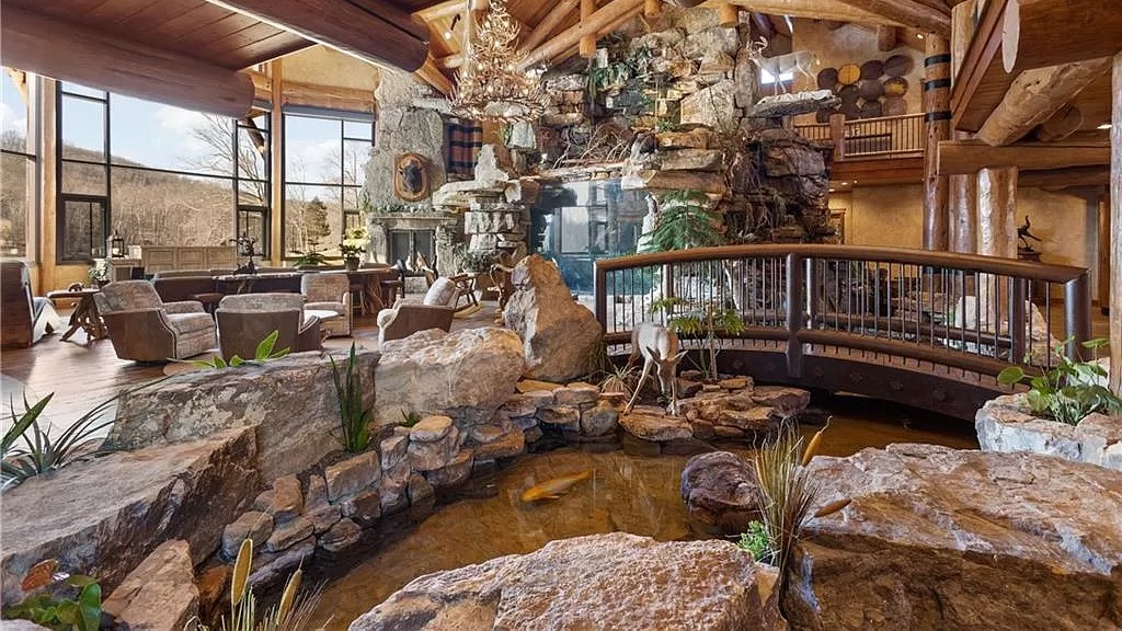 Stue med egen bro over en liten fiskedam med karper