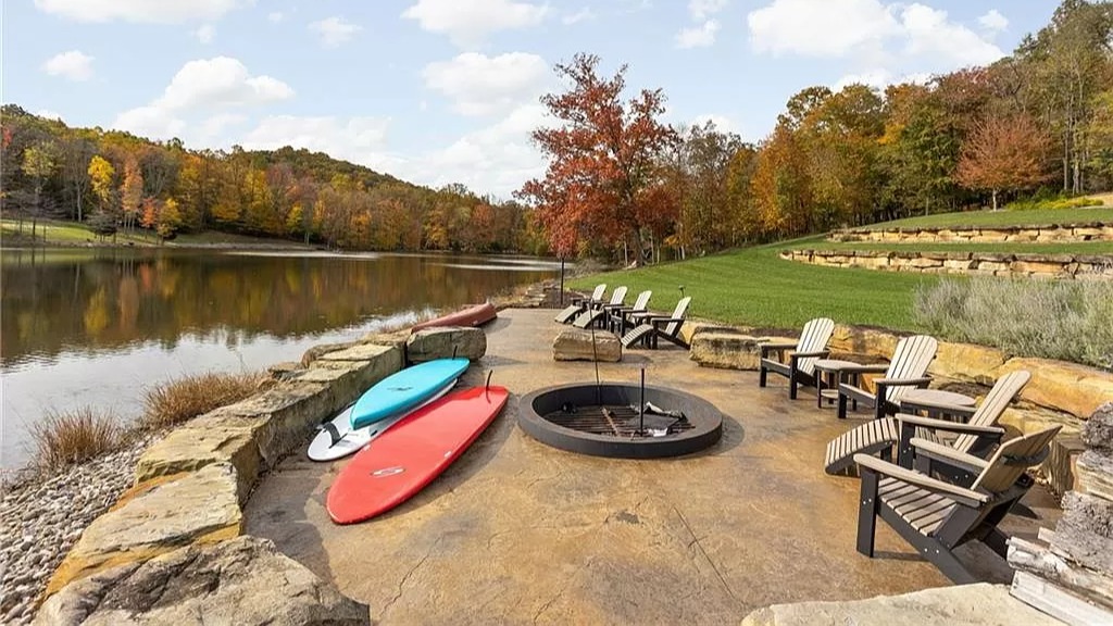 Å sitte ute ved innsjøen ser forlokkende ut