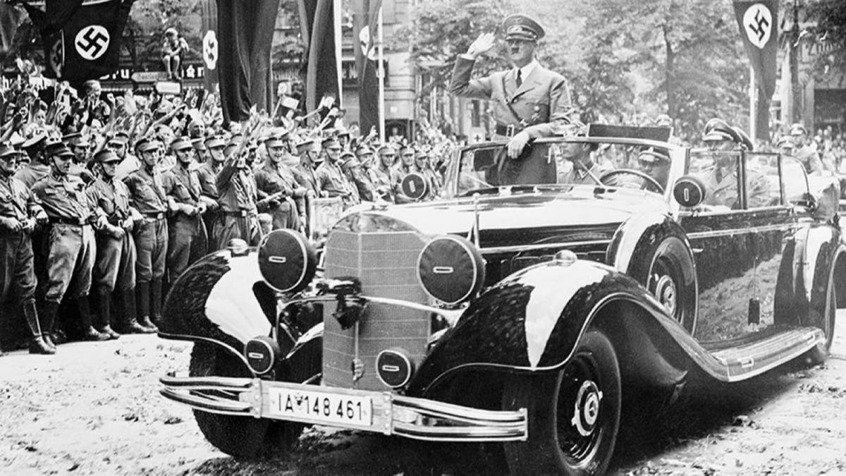 Hitler i passasjersetet under en seiersparade.