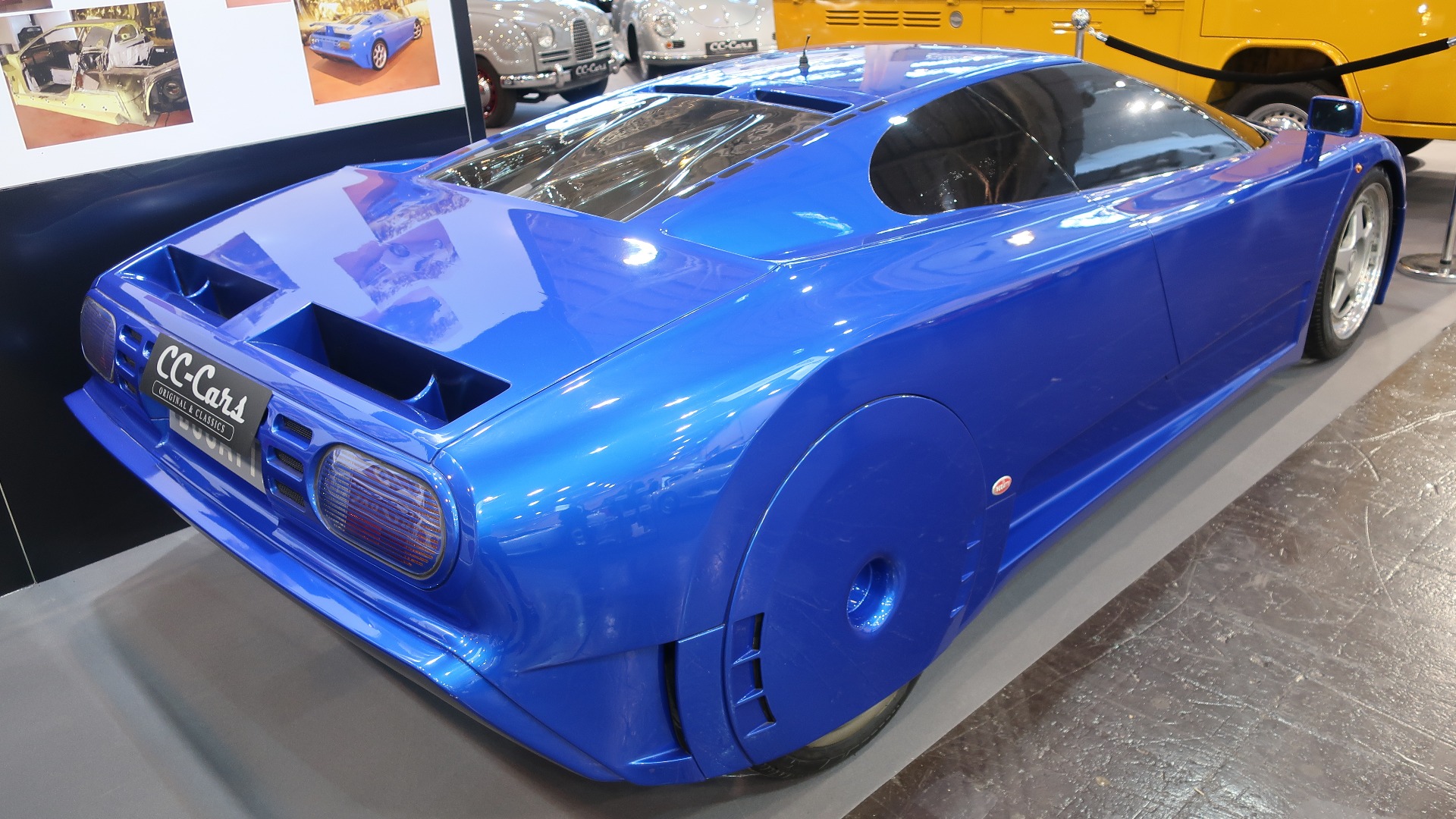 En av tre Bugatti EB110 prototyper som stod til salgs på messen.