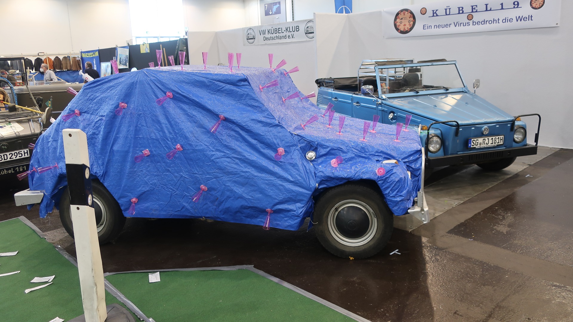 Mange av de tyske bilklubbene har kreative stands, som denne fra Kübel klubben.