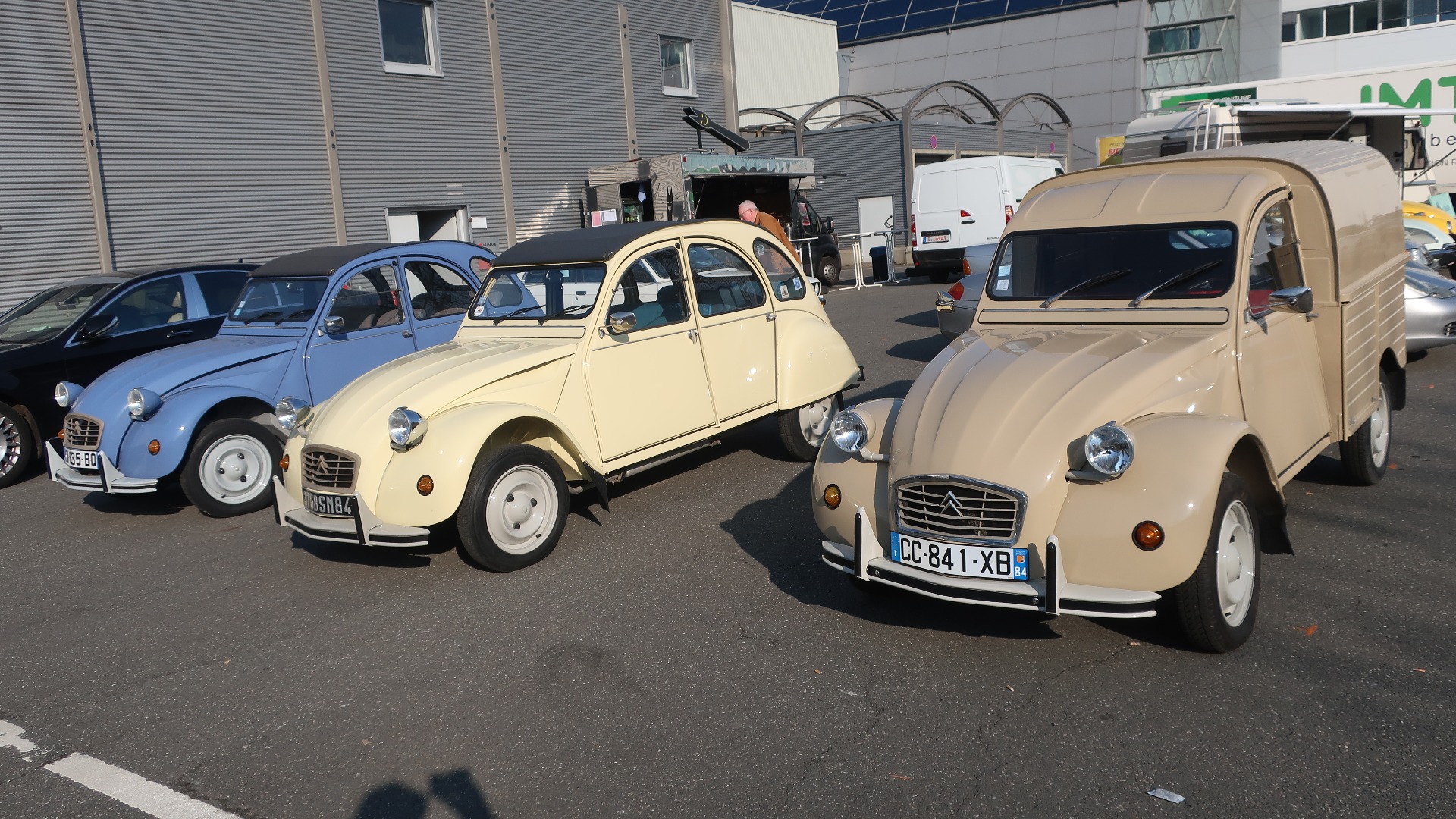 Masse herlig 2CV til salgs på et av uteområdene.