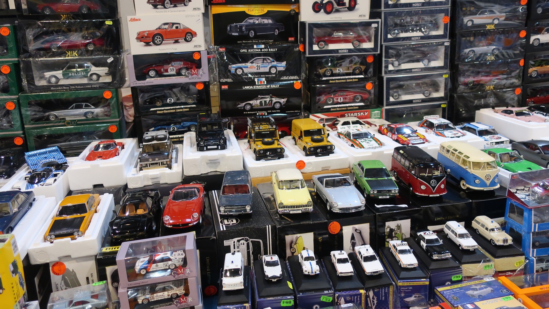 Modellbiler var det selvsagt å finne.