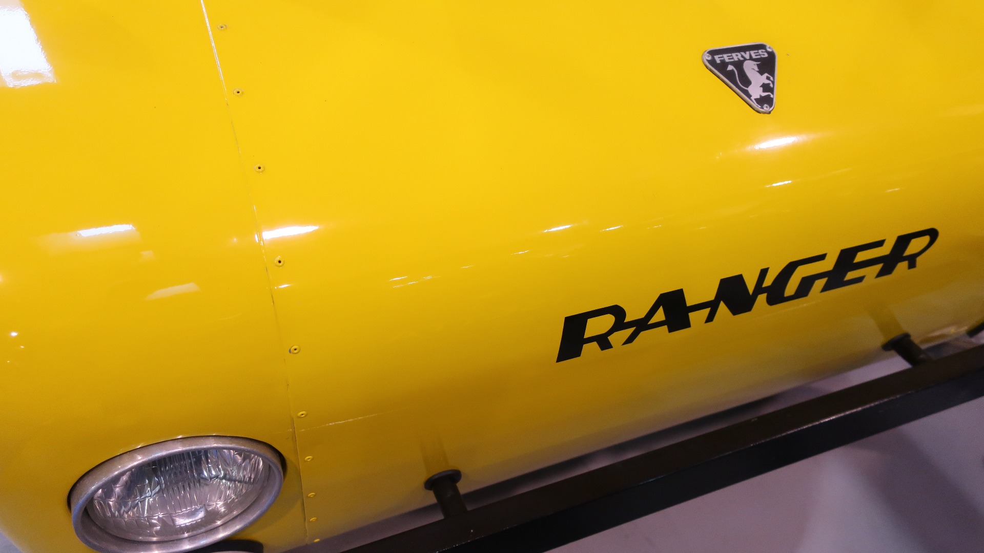 Legg merke til Ferves-logoen som ser ut som en krysning mellom Ferrari og Lamborghini-logoene.