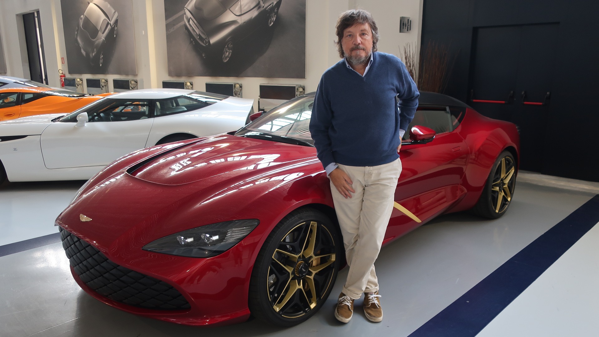 Andrea Zagato foran mesterverket Aston Martin DBS GT Zagato.