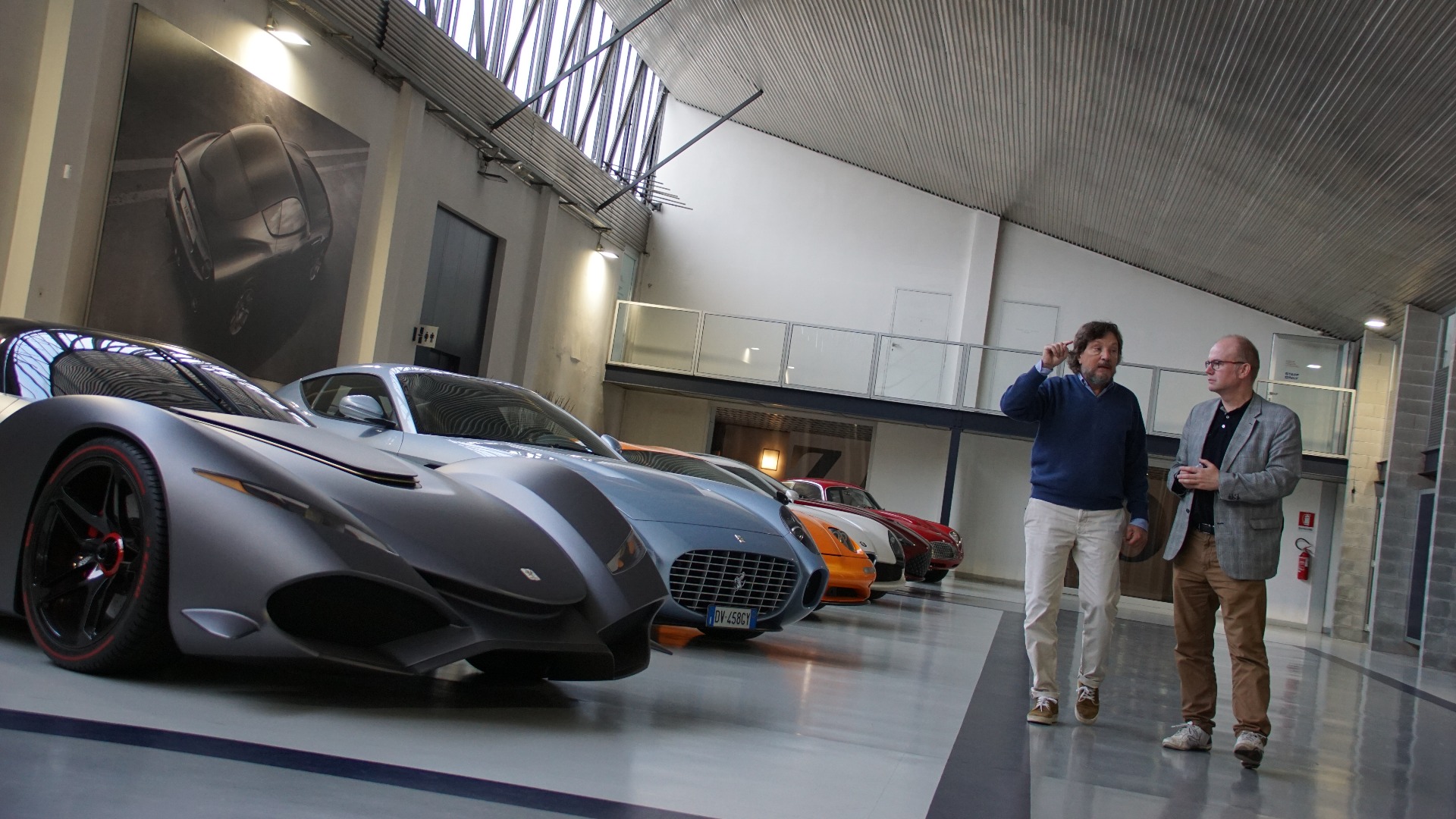 Refuels redaktør får en omvisning av Andrea Zagato i hovedkvarteret i Italia.