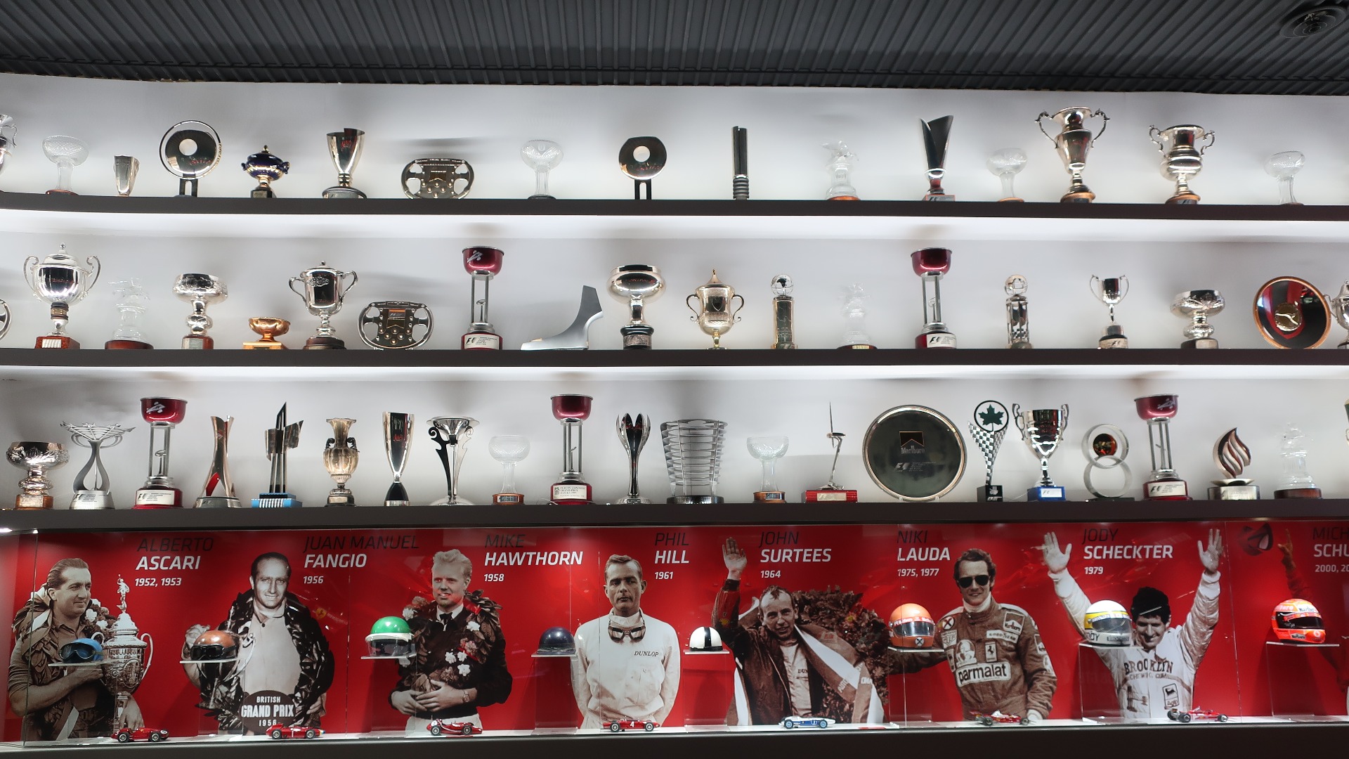 Nede i F1-rommet står det en fin kavalkade med trofeer fra Ferraris verdensmestre.